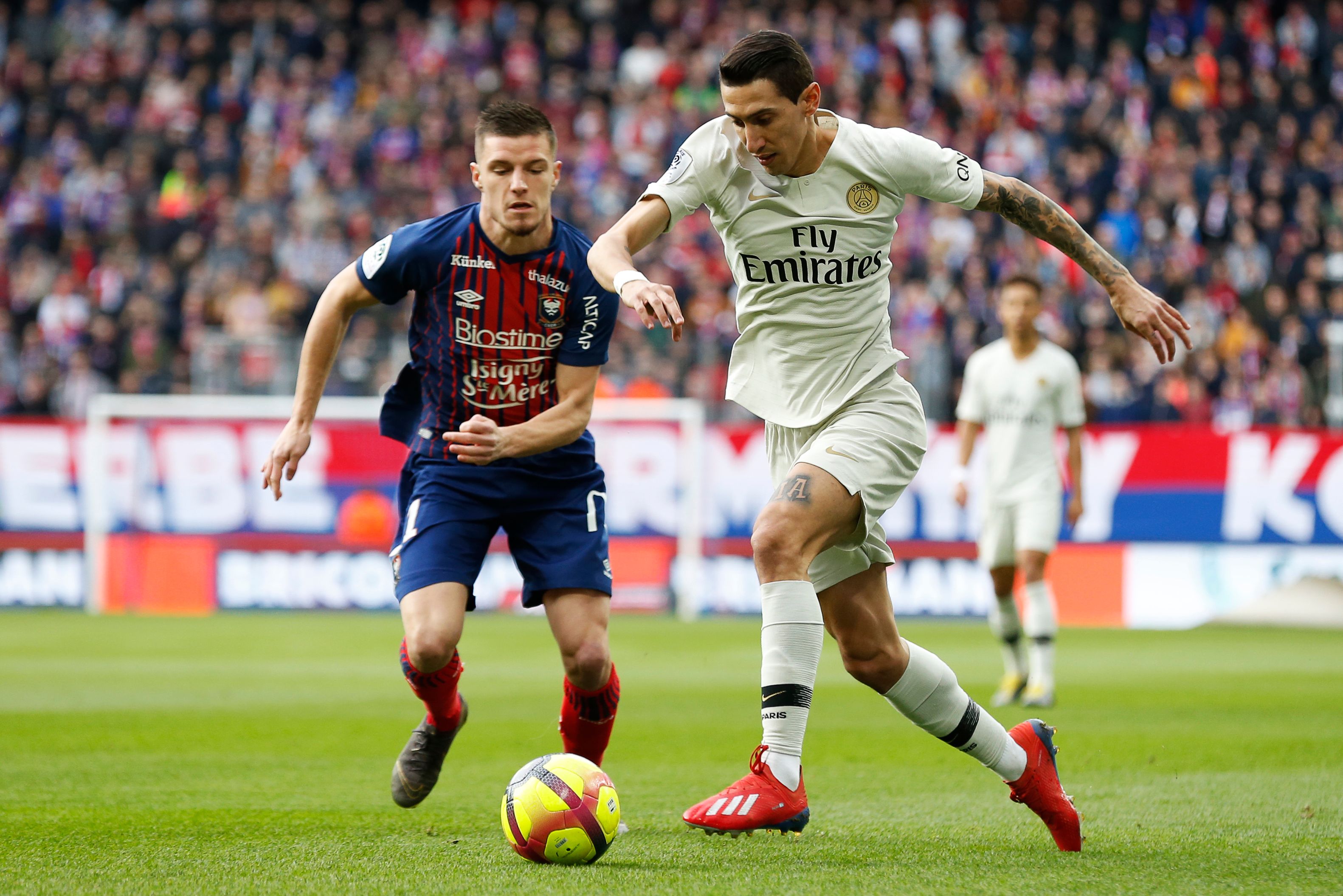 曼联平局再显不稳定，马兹拉维怒斥错失良机（曼联再遭平局暴露起伏，马兹拉维痛斥浪费良机）