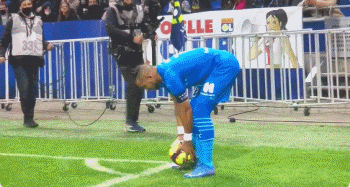 第四次，曼联错失进入欧冠区的机会。（曼联第四次与欧冠区擦肩而过）