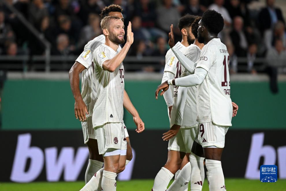 申花官方庆生海报出现低级翻译错误，将32nd写成32th（申花生日海报翻译乌龙：将32nd误标为32th）