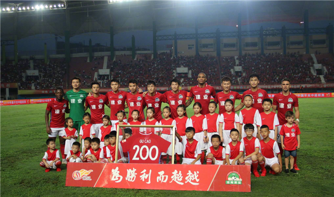 网红“小溥仪”现场观战北京国安比赛，与张稀哲合影留念（网红“小溥仪”亲临现场观战北京国安，与张稀哲合影）