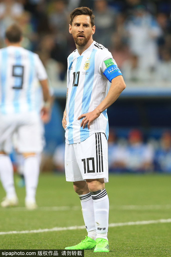 孔蒂：我们的中场只剩洛博特卡和小麦，希望不会再有人受伤（孔蒂：中场仅剩洛博特卡与小麦，盼再无伤员）