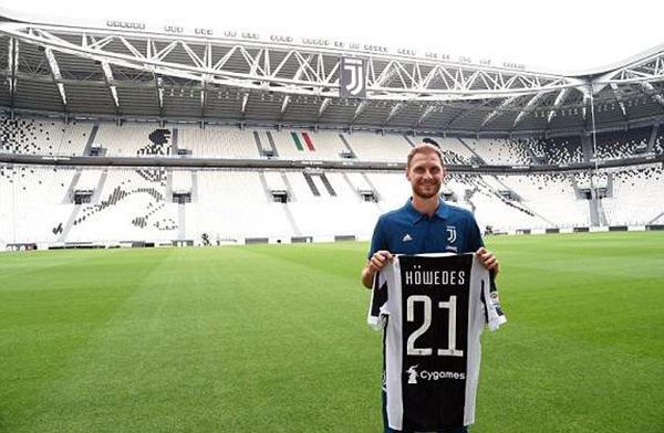 欧冠半场：杜兰、多尔贝格破门，卡拉巴克1-1阿贾克斯（欧冠半场比分：卡拉巴克1-1阿贾克斯，杜兰与多尔贝格建功）