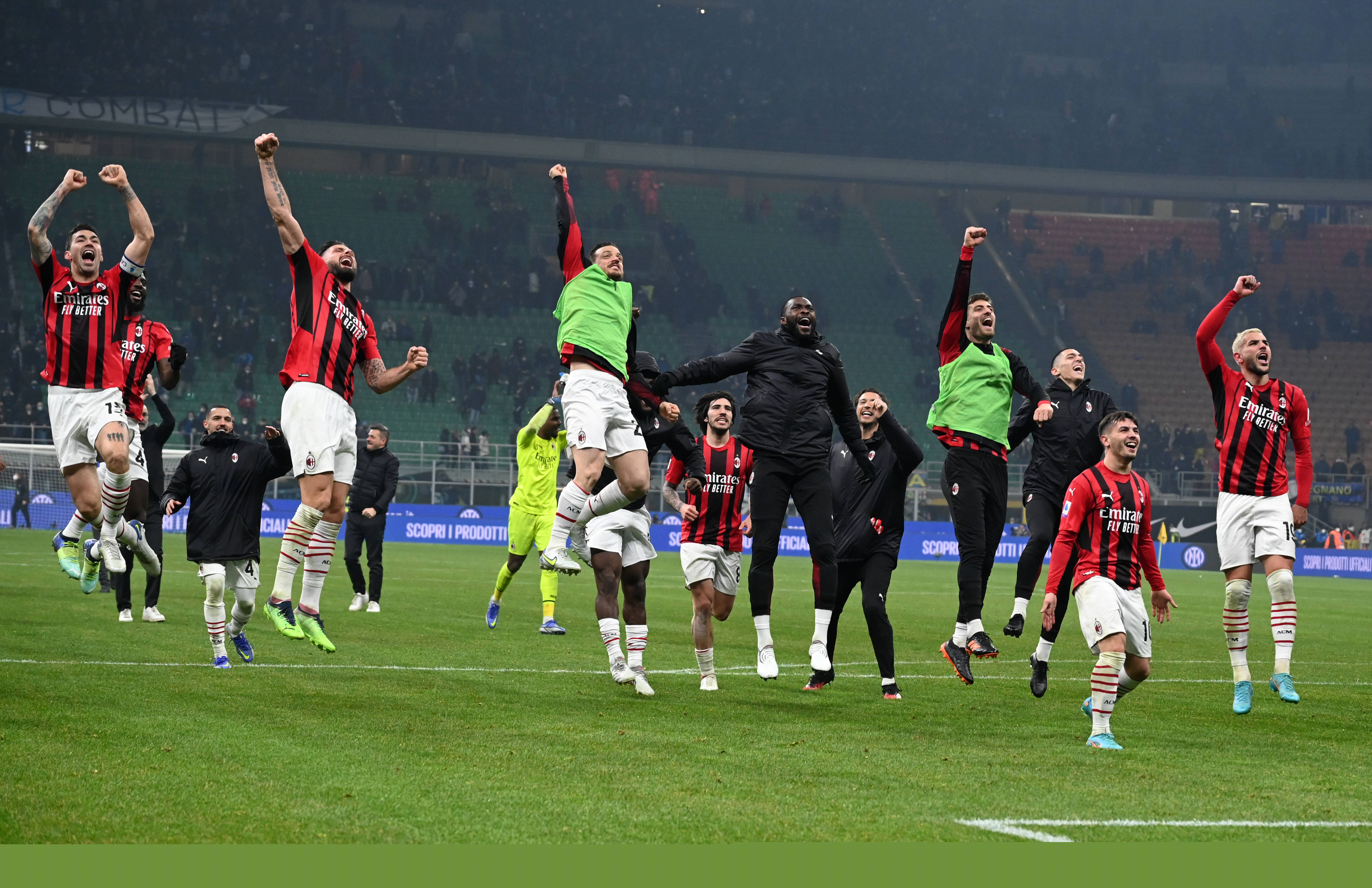 李帅与海港球迷同庆：尊敬的四星球迷，冠军是我们一起拿到的（李帅携海港球迷同欢：向四星拥趸致敬，冠军由我们共同捧起）