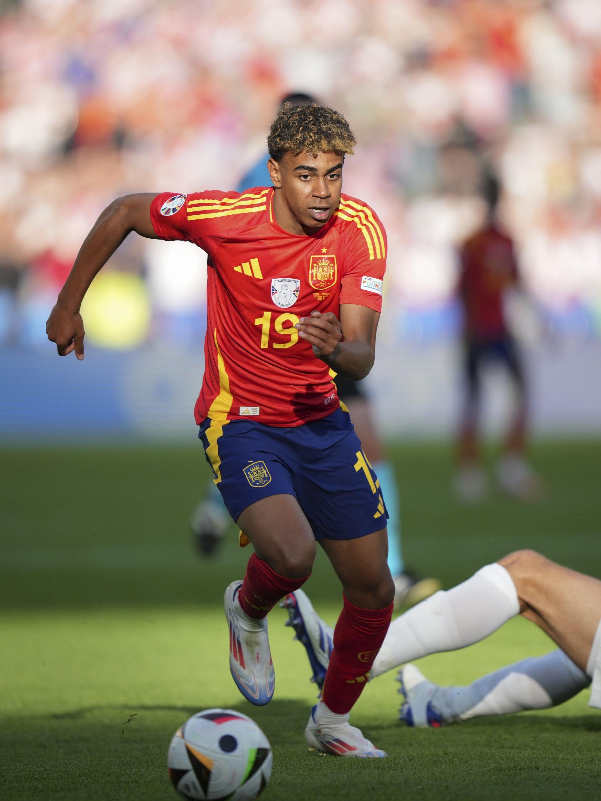 铜梁龙&广州豹角逐最后一个冲超名额，你认为谁将获得入场劵？（冲超末班车之战：铜梁龙与广州豹谁能抢到最后一张门票？）